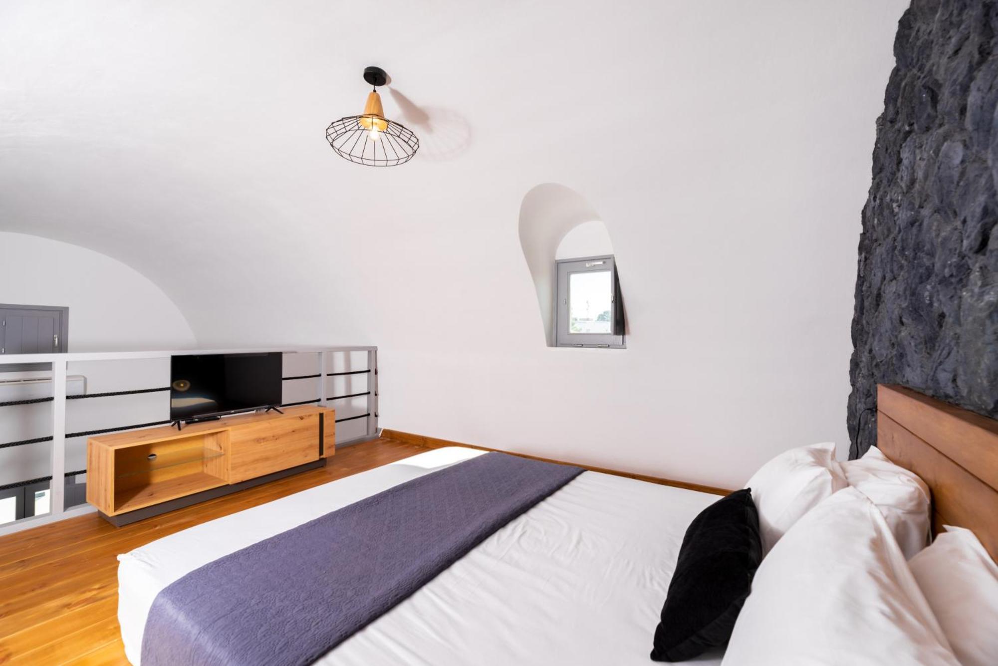 Filoxenia Luxury Perissa (Santorini)